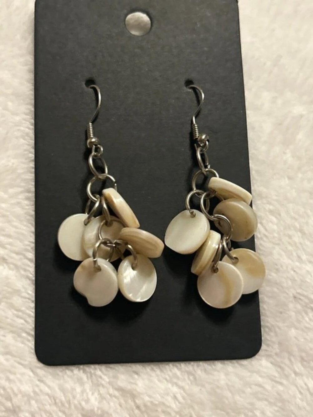 Shell dangle earrings - Picture 2 of 5